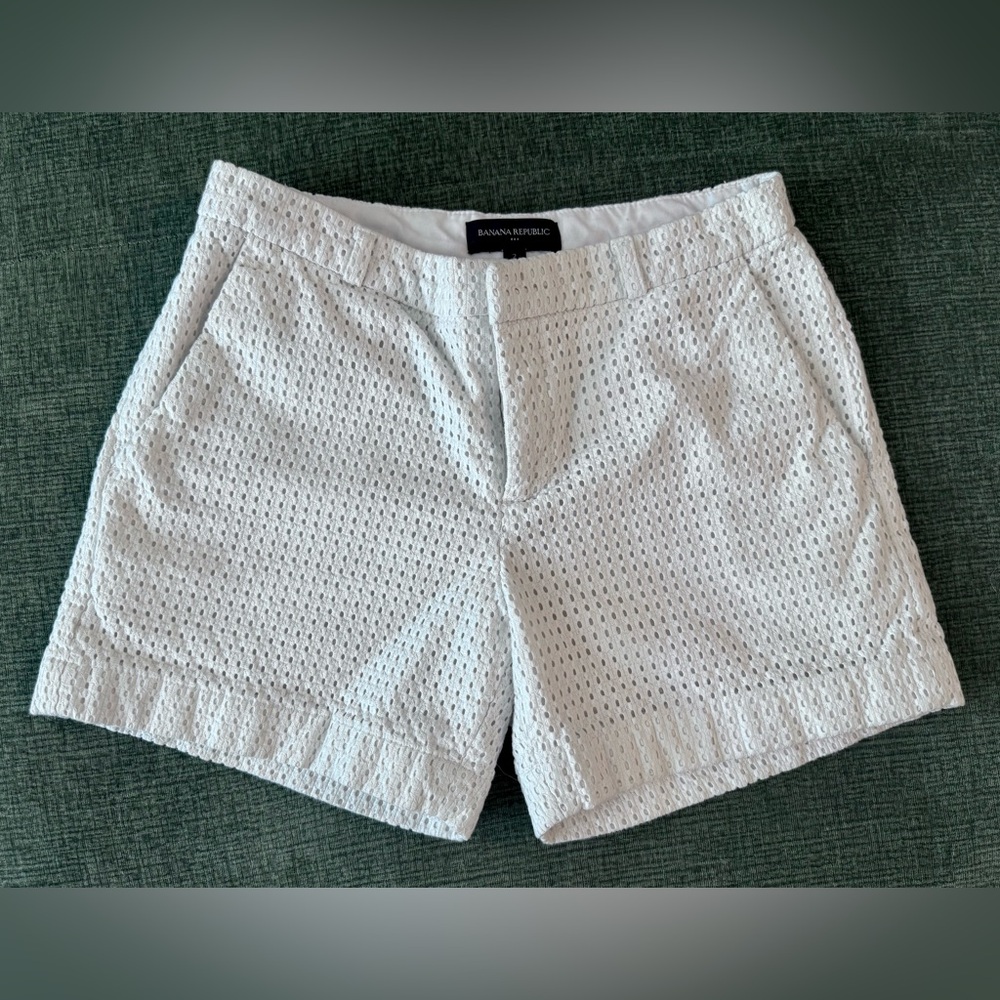 Banana Republic White Eyelet Shorts – Size 2